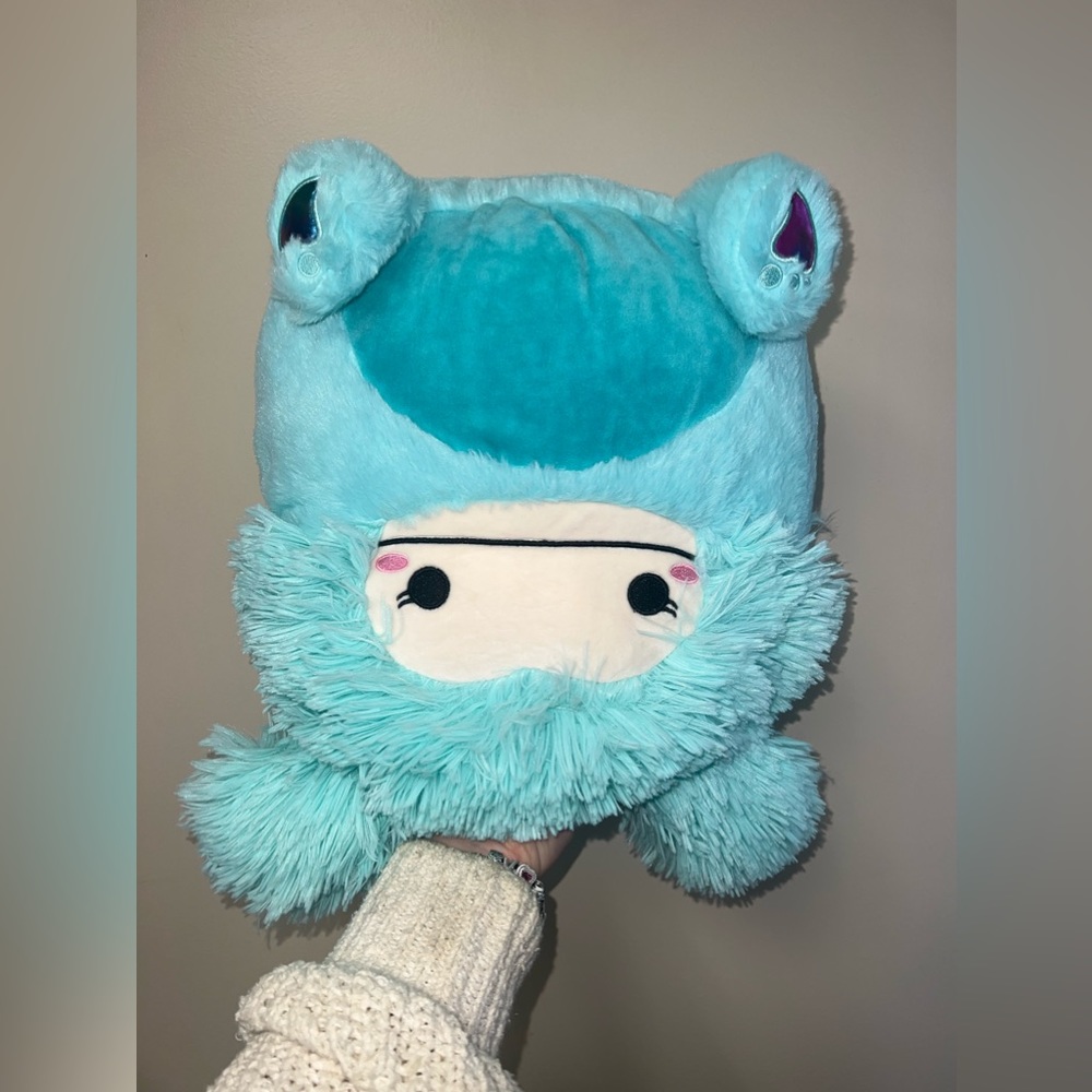 Joelle the RARE bigfoot Fuzzamallow 💙 - Picture 2 of 4